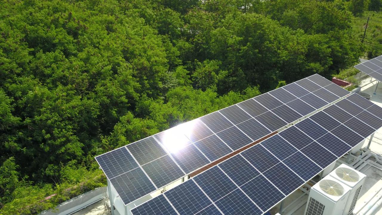 Le Resort And Villas Rawai Dış mekan fotoğraf Solar panels on the roof of the school