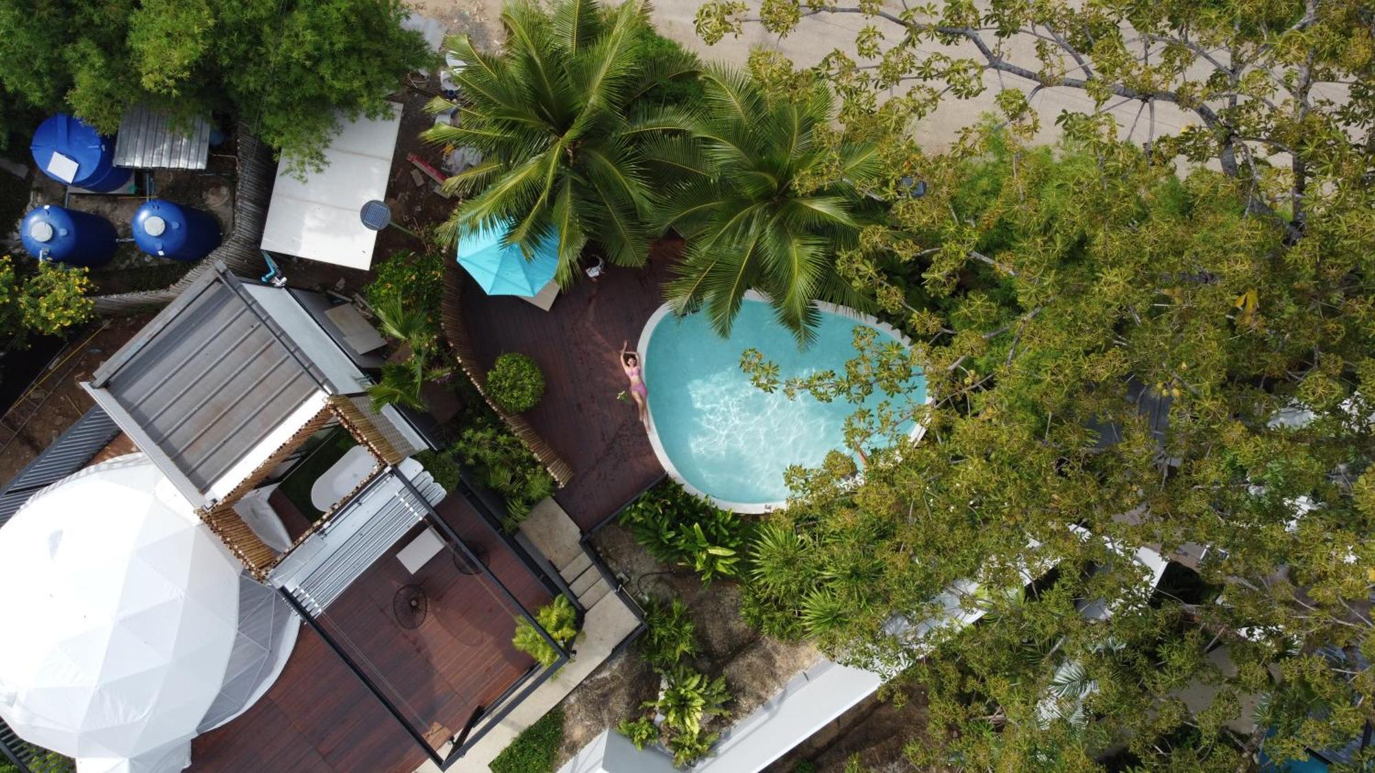 Le Resort And Villas Rawai Dış mekan fotoğraf Aerial view of the pool at the hotel