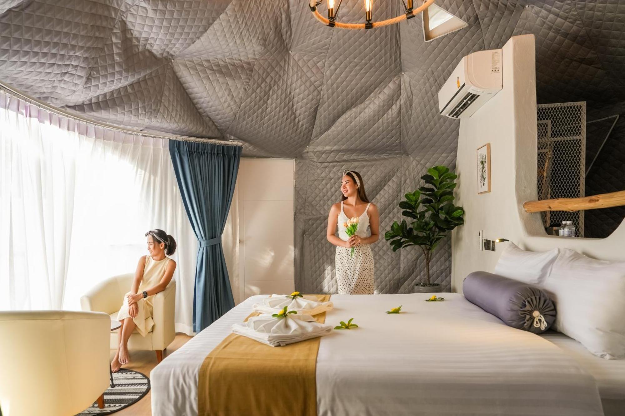 Le Resort And Villas Rawai Dış mekan fotoğraf A bedroom in the resort
