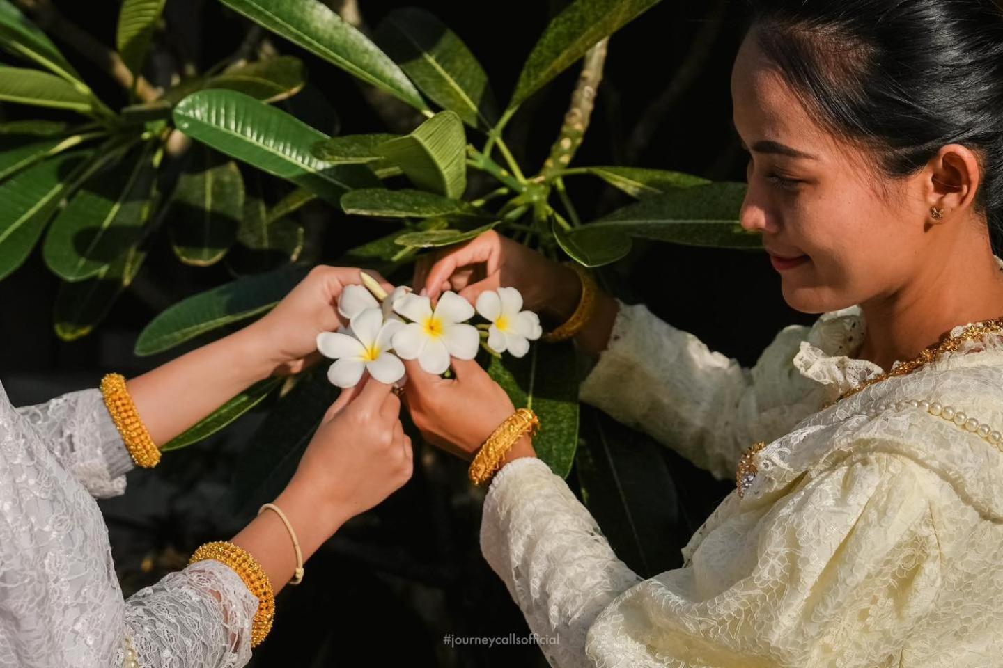 Le Resort And Villas Rawai Dış mekan fotoğraf Thai woman wearing traditional Thai dress