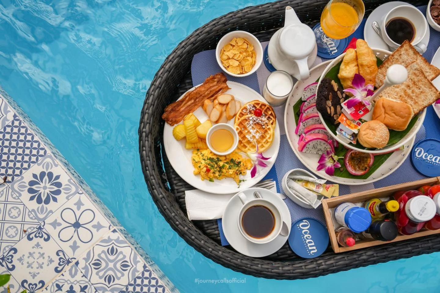 Le Resort And Villas Rawai Dış mekan fotoğraf A floating breakfast at the U Sathorn