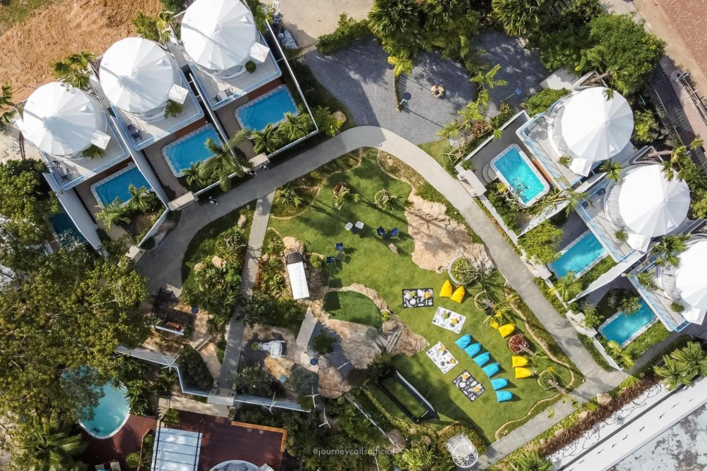 Le Resort And Villas Rawai Dış mekan fotoğraf Aerial view of the resort