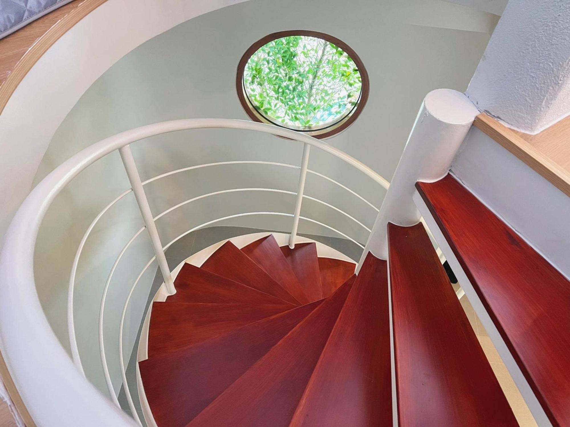Le Resort And Villas Rawai Dış mekan fotoğraf Spiral staircase