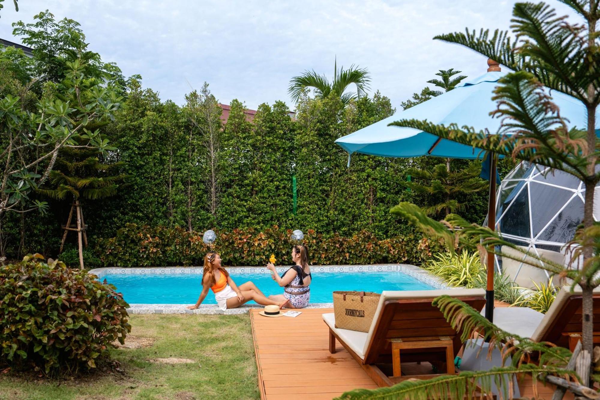 Le Resort And Villas Rawai Dış mekan fotoğraf A pool in Phuket, Thailand