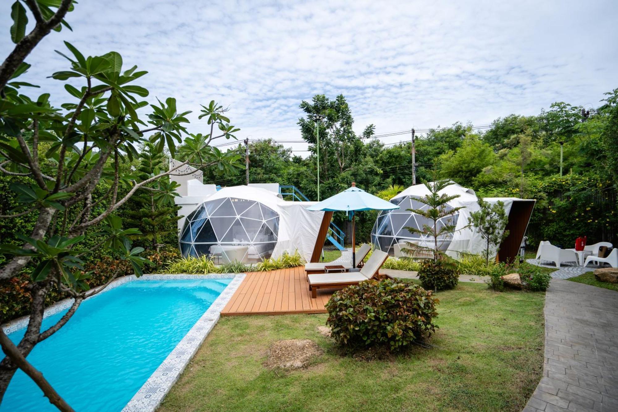 Le Resort And Villas Rawai Dış mekan fotoğraf The resort's pool and dome bungalows