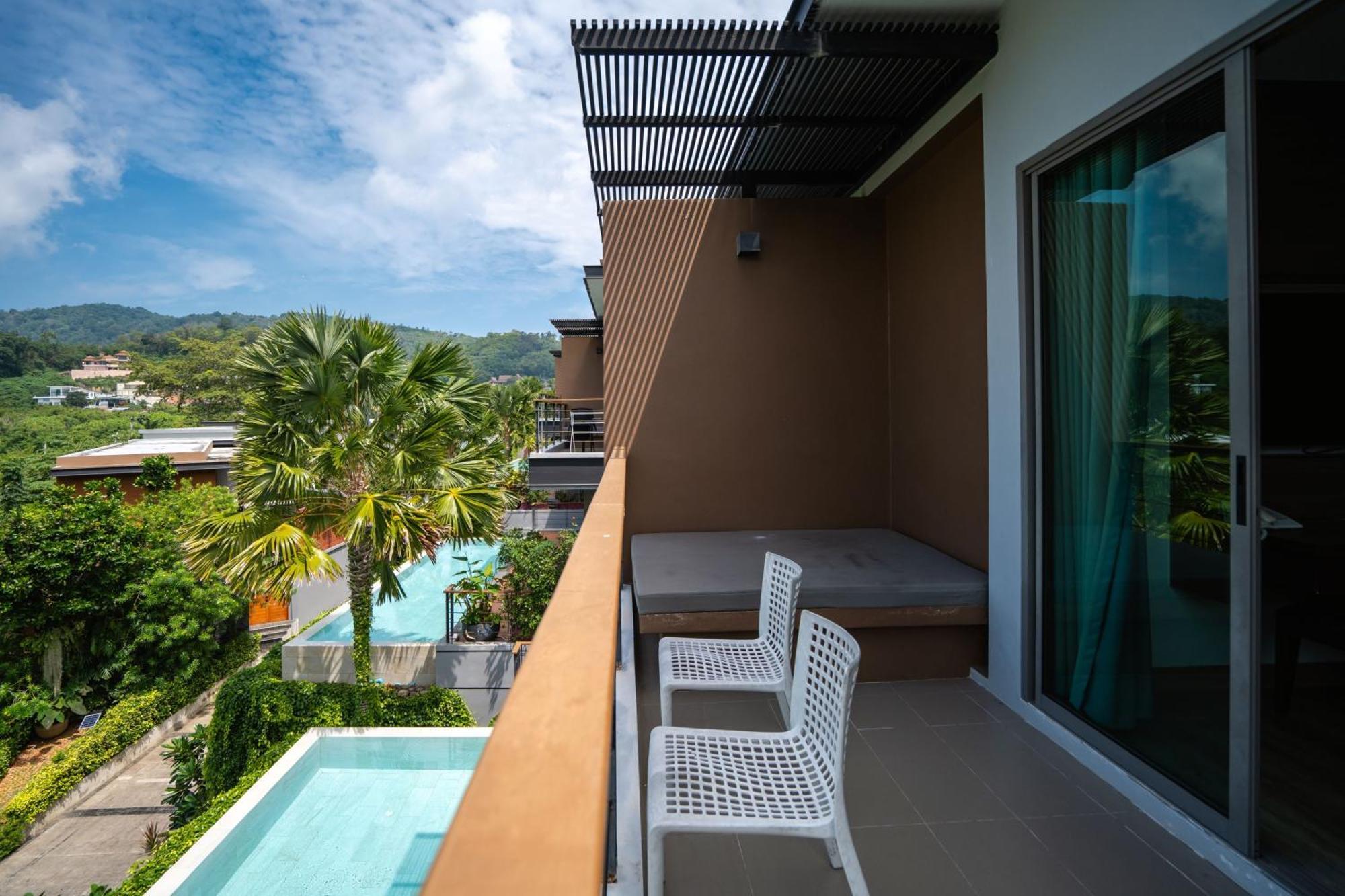 Le Resort And Villas Rawai Dış mekan fotoğraf A balcony with a view of the pool