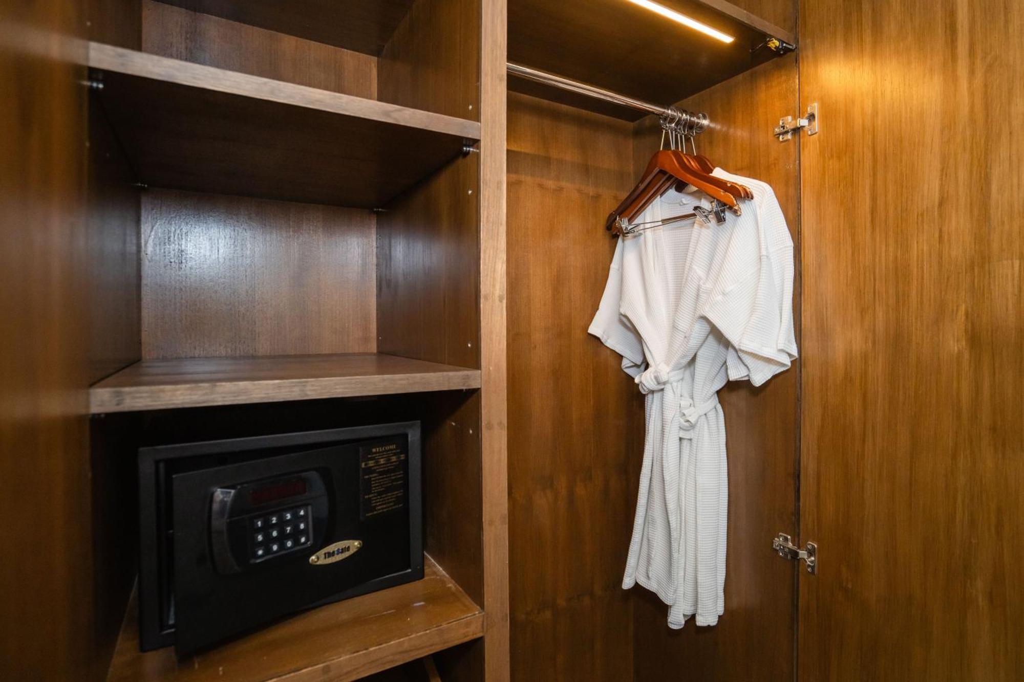 Le Resort And Villas Rawai Dış mekan fotoğraf A bathrobe hanging in a closet